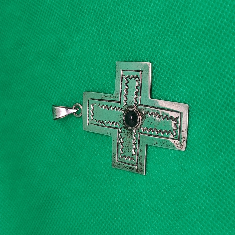 Ventige sterling silver pendant cross with onyx